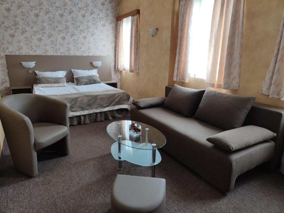 Семеен Хотел "Булаир" Burgas Exteriör bild
